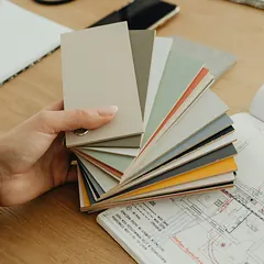 Renk kartelası ve proje çizimi üzerinde malzeme seçimi