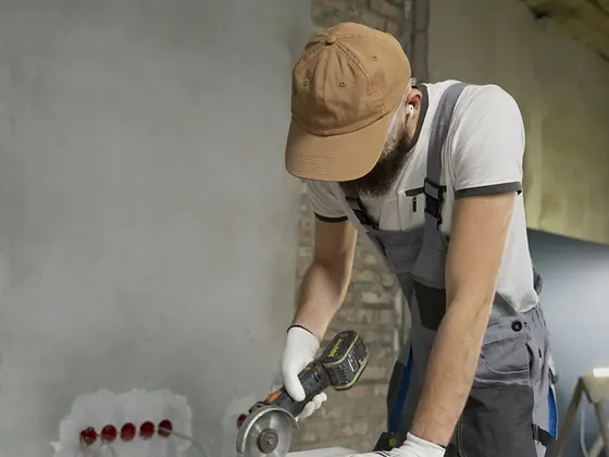 Duvarda elektrik kanalı açan usta